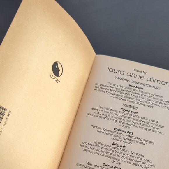 Paranormal Scene Investigations Series 1-4 Hard Magic by Laura Anne Gilman books - Picture 15 of 15